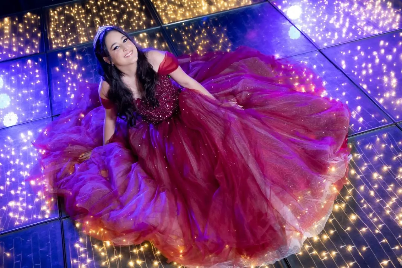 Debutante na pista de dança iluminada do salão Verry Festeira