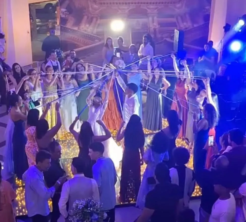 Valsa das fitas da debutante no centro da pista