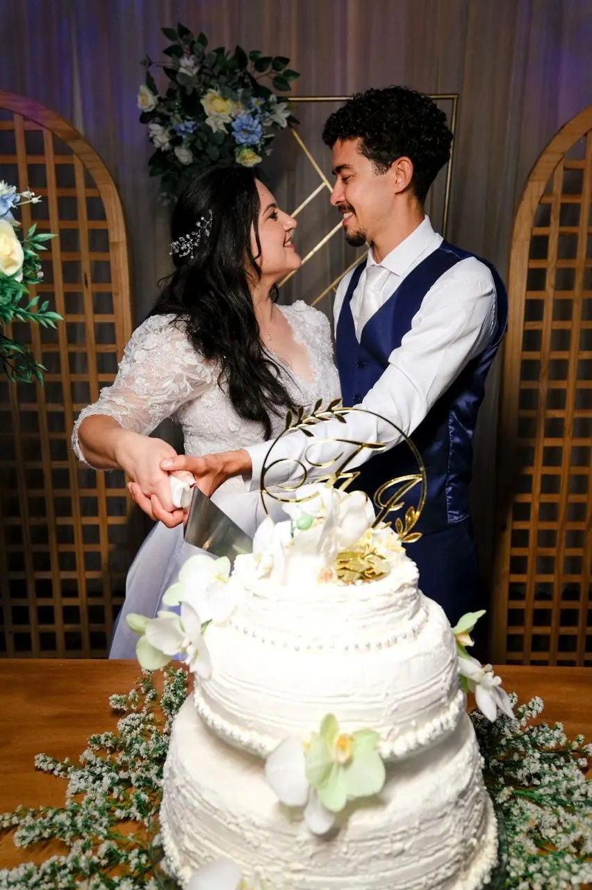 Noivos cortando o bolo de casamento